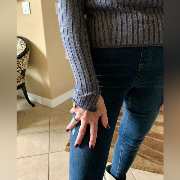 LN ZARA CUTE KNIT SWEATER. THIS SWEATER IS LIGHTWEIGHT & COMFY. - Picture 4 of 8